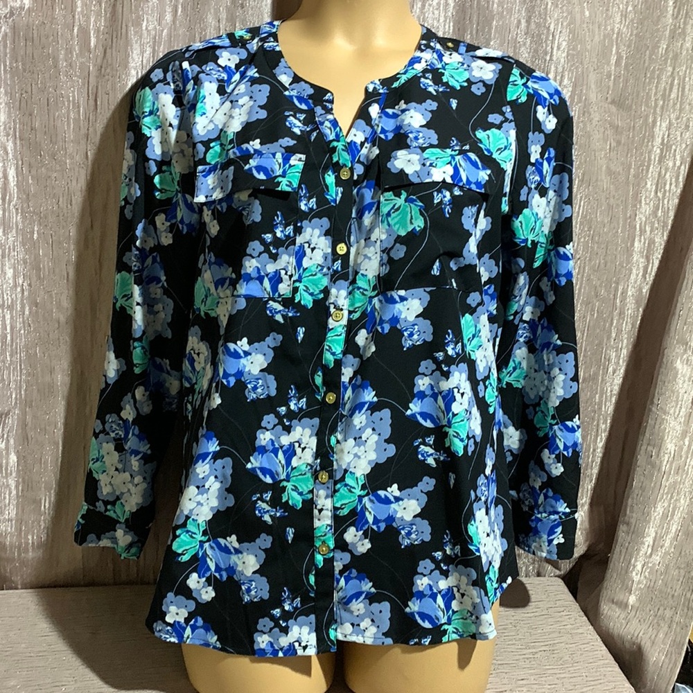 Croft & Barrow Top Blouse L Black Blue Floral with Buttons Pockets Pull Tab